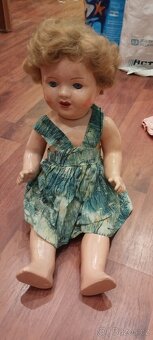 Stará panenka, medvěd (bručí), kočárek pro panenky + oblečky - 4