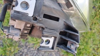 Přední světlo Subaru Outback - 4