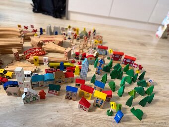 sada dřevěných kolejí + příslušenství, mašinky, vagony - 4