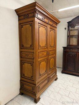 Starožitná šatní skříň - 4