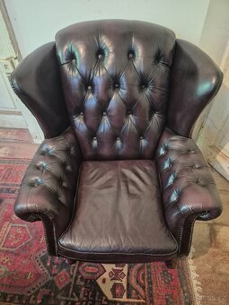 ČERVENO - HNĚDÉ KŘESLO KOŽENÉ KŘESLO VE STYLU CHESTERFIELD - 4