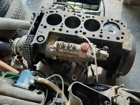 Kompletní dieselový motor na Mercedes W114 - 4