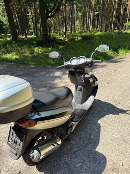 Skútr Daelim 125 ( 9kw) - 4