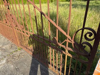 Starožitná masivní kovaná dvoukřídlá brána - 4