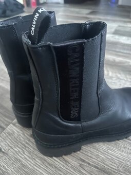 Calvin Klein Jeans černé kožené kotníkové boty – nové - 4