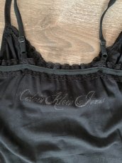 Černé tílko Calvin Klein Jeans s krajkou - 4