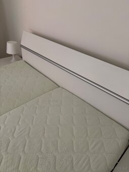 Krásná bílá postel s nočními stolky - 4