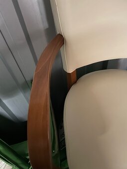 Dřevěný masivní stůl TON, kožená křesla TON - 4