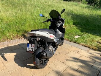 Aprilia SR MAX 300 - 4