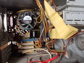 počítač Celeron 2,5 ghz - 4