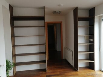 KOUPELNA - 3x umyvadlo 2x police 2x skříňky záchod - 4