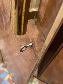 Dřevěná bytelná prostorná skříň - 4