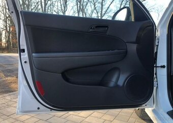 Hyundai i30 1.4 16V benzín manuál 77 kw - 4