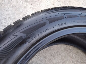 Prodám zánovní zimní pneu GoodYear 235/50/19 - 4