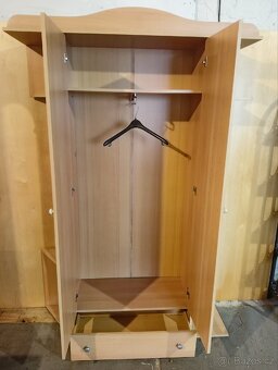 Předsíňová šatní skříň s věšáky na bundy - 4