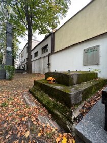 rodinná hrobka u vstupní brány - Olšanské hřbitovy, Praha 3 - 4