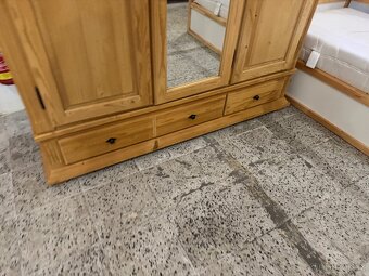 2x krásné dřevěné šatní skříňě z masivu se zrcadl. - 4