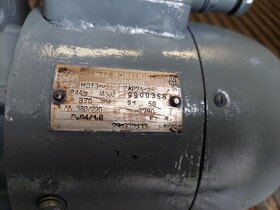 Prodám třífázový přírubový motor 0,37kW, 2780ot. 380/220V. - 4