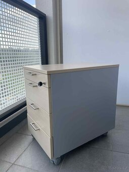 Pojízdná kancelářská skříňka se 4 zásuvkami - 4