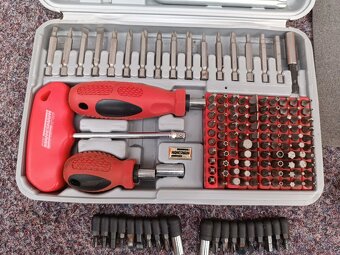 Sada bitů+ šroubováků na bity v kufříku. - 4