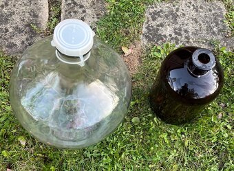 Skleněné nádoby – 25 l demižon + hnědá laboratorní láhev - 4