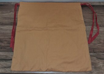 Školní kapsář na lavici - 4