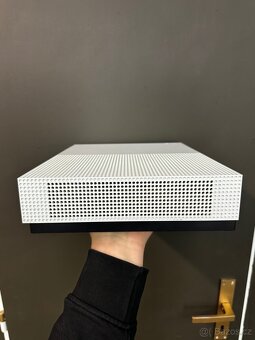 Xbox One S konzole s ovladačem - 4