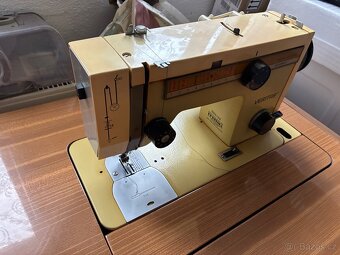Šicí stroj Veritas 8014/40 včetně stolu a šuplíkové skříňky. - 4
