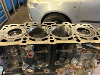 Blok motoru cfh 2.0 TDi - 4