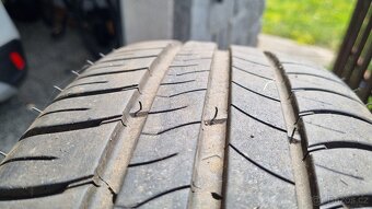 Originální plechová kola z VW Golf VII – letní pneu Michelin - 4