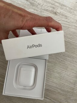 Bílá bezdrátová sluchátka Apple Airpods 2019 - 4