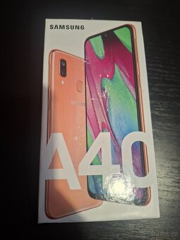 Mobilní telefon Samsung A40 s příslušenstvím - 4