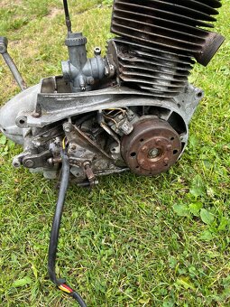 Motor Jawa Pérák 250 - 4