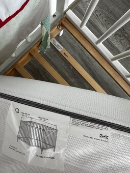 Dětská postýlka se stahovací bočnicí+matrace+veškeré přísluš - 4
