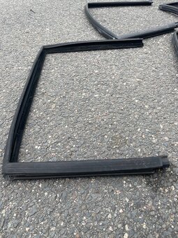 Těsněni okolo oken 4ks. - 4