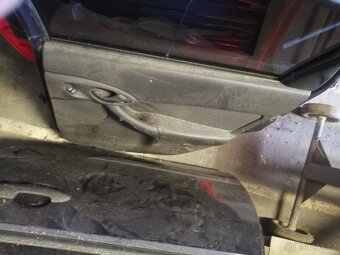 zadní dveře Ford Focus MK I - 4