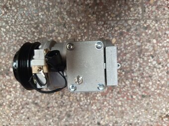 BMW e38 klima kompresor - 4