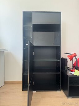 Lesklá černá obývací stěna - moderní a praktická - 4