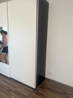 Prodám šatní skříň s posuvnými dveřmi - 4