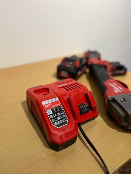 Milwaukee M18 bruska + 3× aku + nabíječka – rychlý prodej - 4