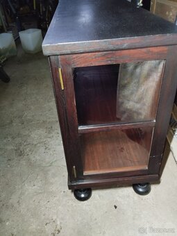 PROSKLENÁ SKŘÍŇKA - 4