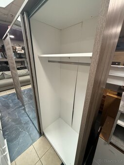 Šatní skříň s posouvacími dveřmi 280 cm - 4