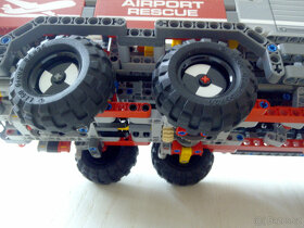 LEGO Technic 42068 Letištní záchranné vozidlo - 4