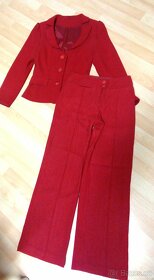 Červený kalhotový kostým vel. 36 šitý na zakázku v salonu - 4