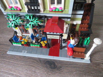 LEGO 10243 Parisian Restaurant - 4