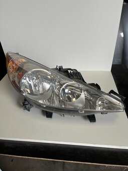 Přední světla Peugeot - 4