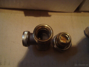 Radiátorové šroubení uzavíratelné přímé i rohové 3/8" - 4