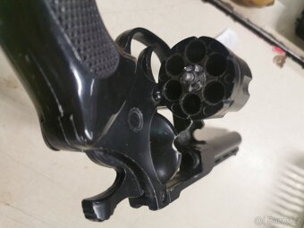 Plynová pistole, nože, divadelní kukátka. - 4