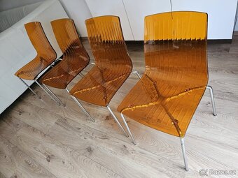 4 plastové židle - 4