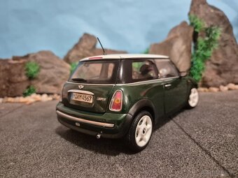 Prodám model 1:18 MINI COOPER 2001 Kyosho - 4